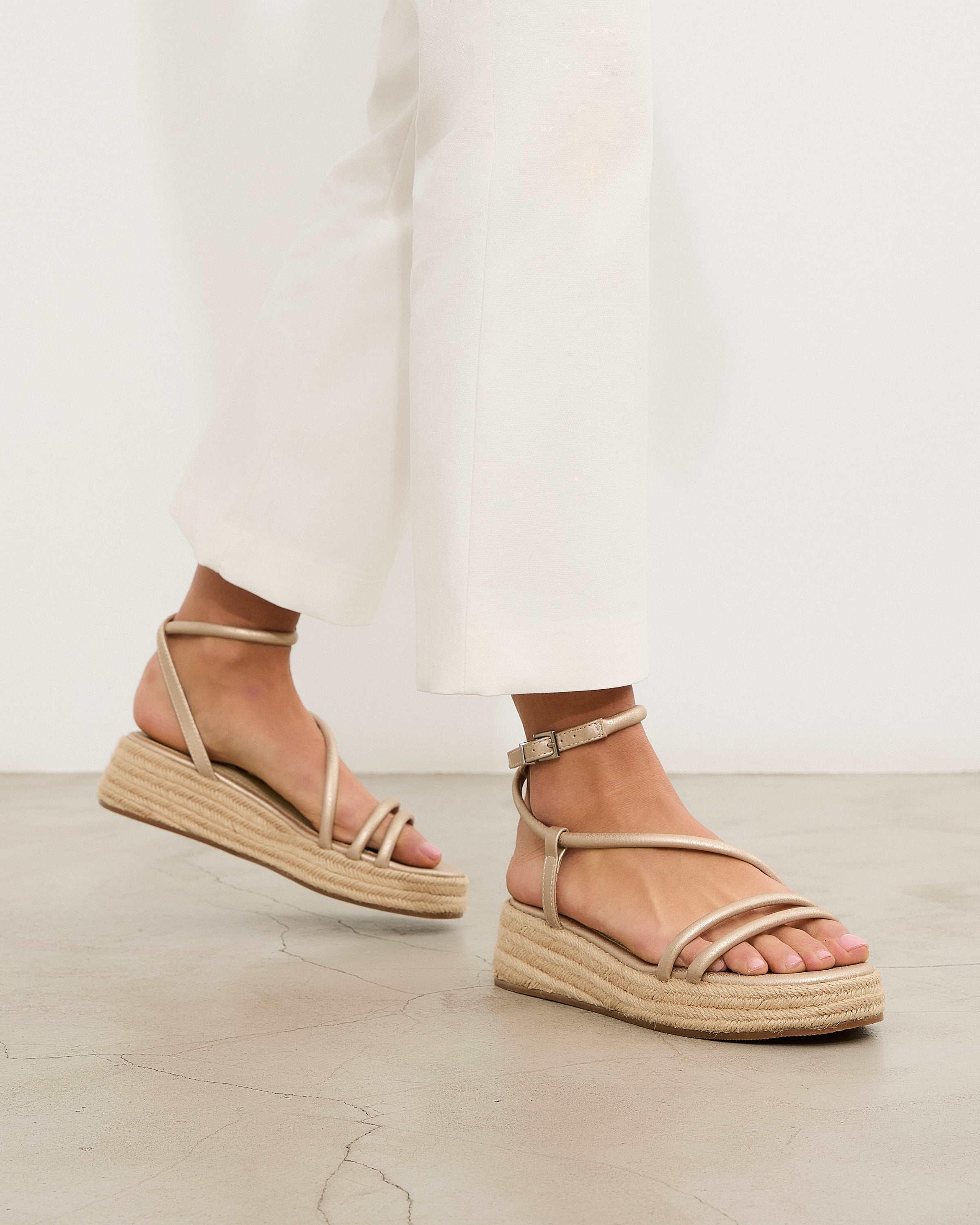 MIM Plataforma baja CHIKO DORADO