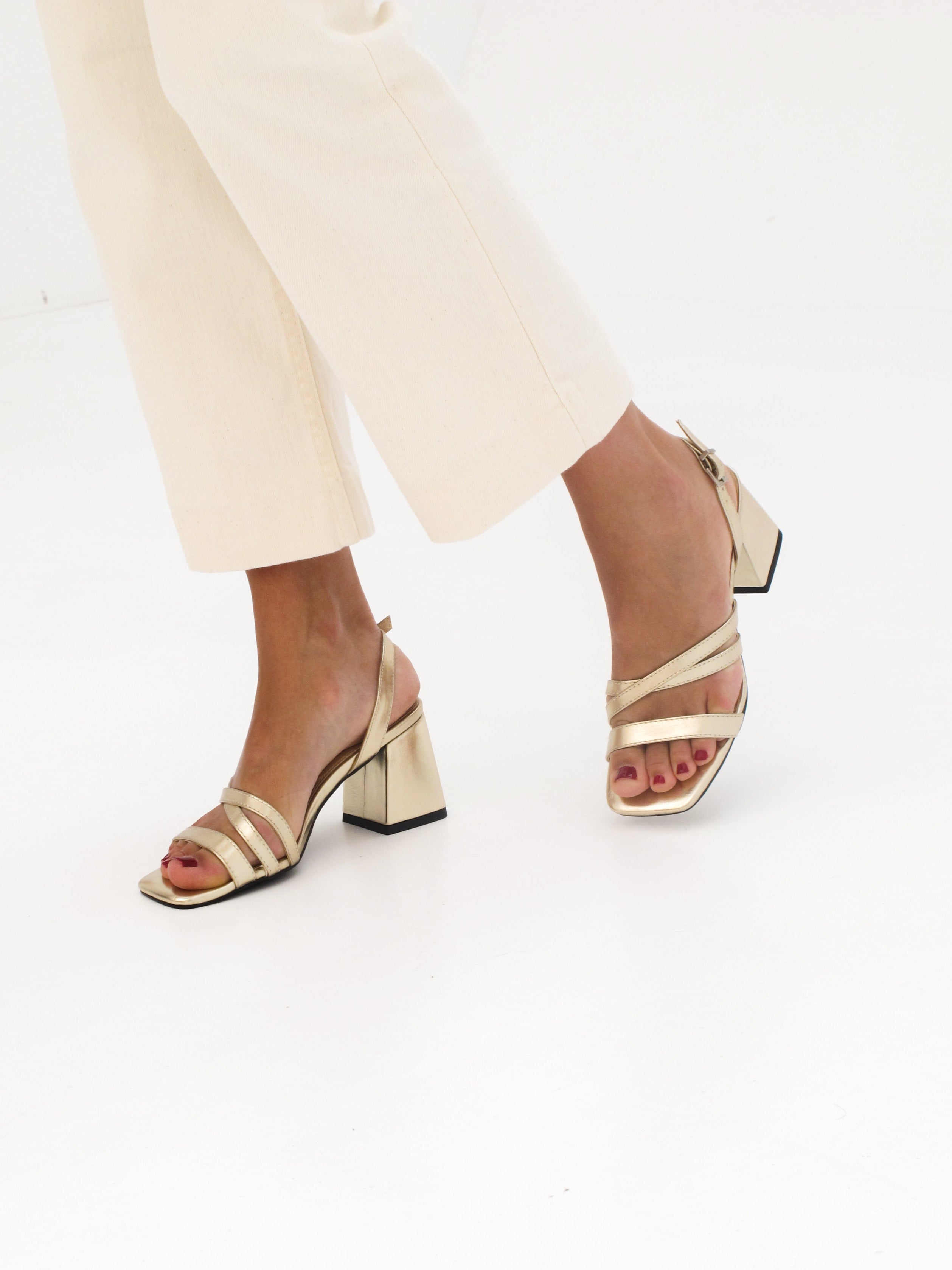 MIM Sandalia de tacón CLOE DORADO
