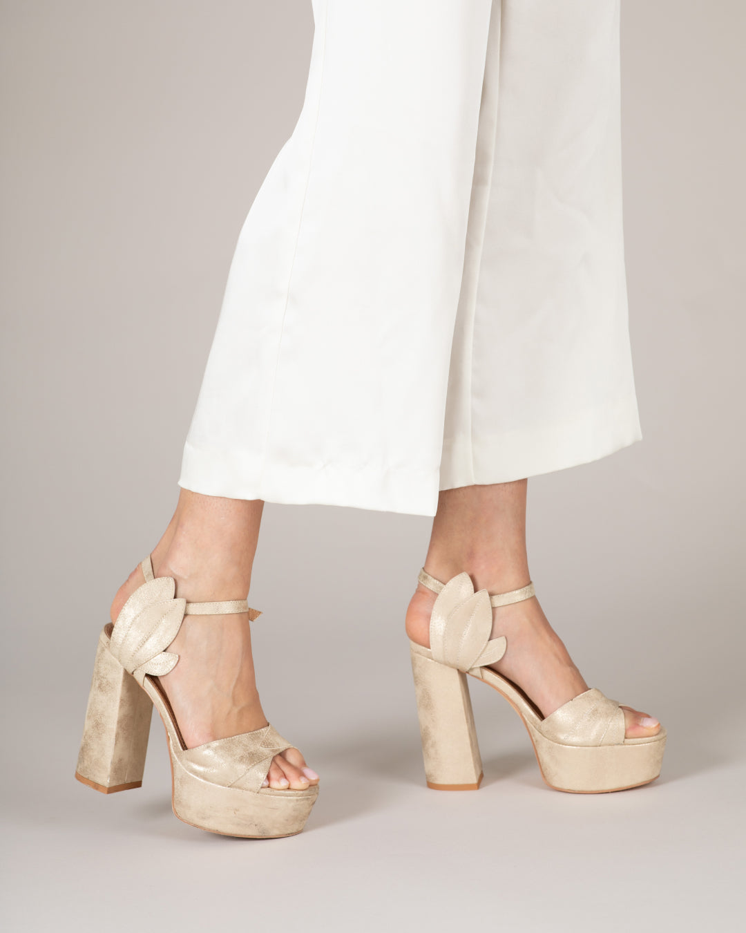 MIM Sandalia de tacón MILOS DORADO