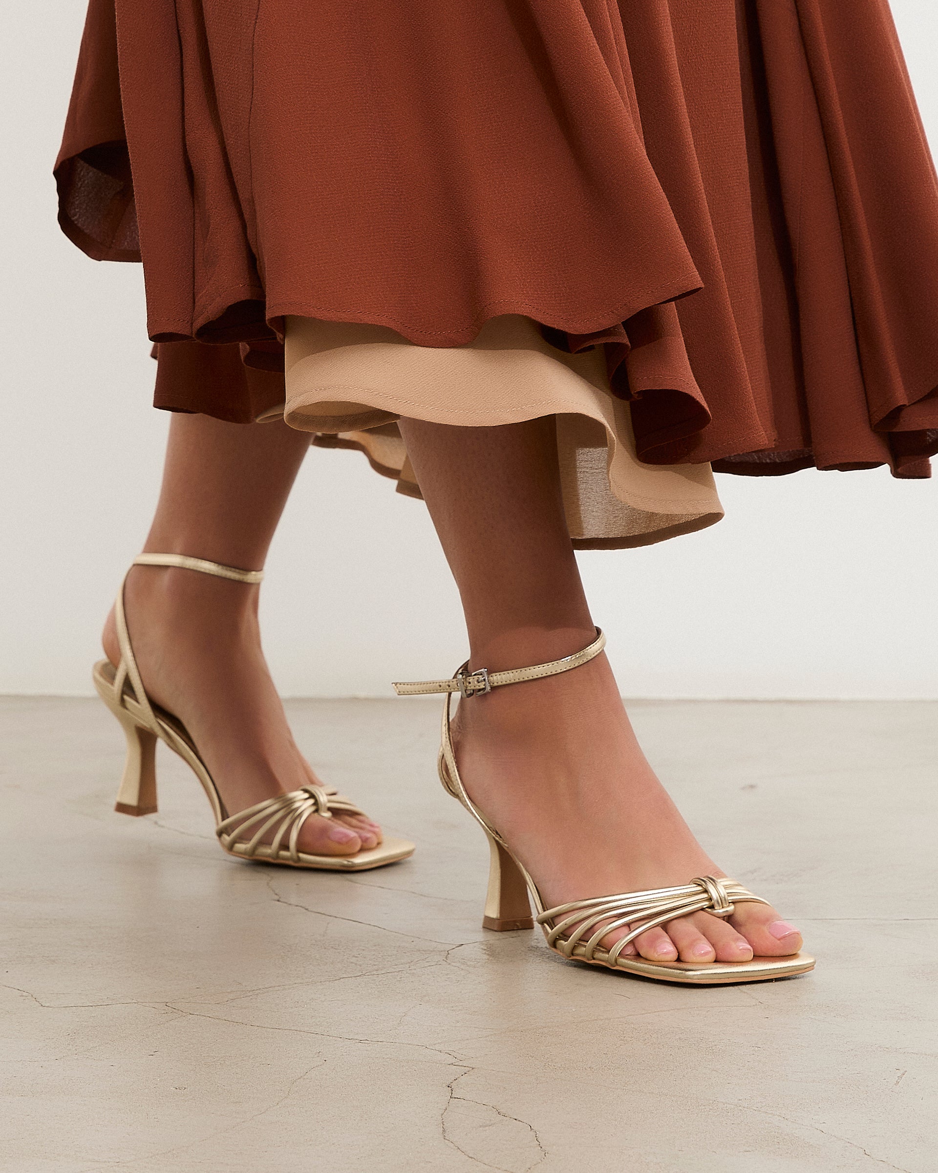 MIM Sandalia de tacón Pao Dorado