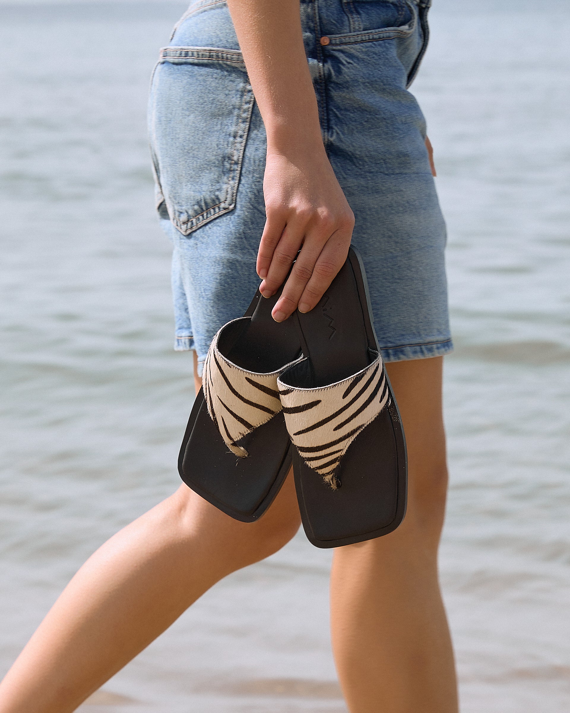 MIM Sandalia plana Horsie Print