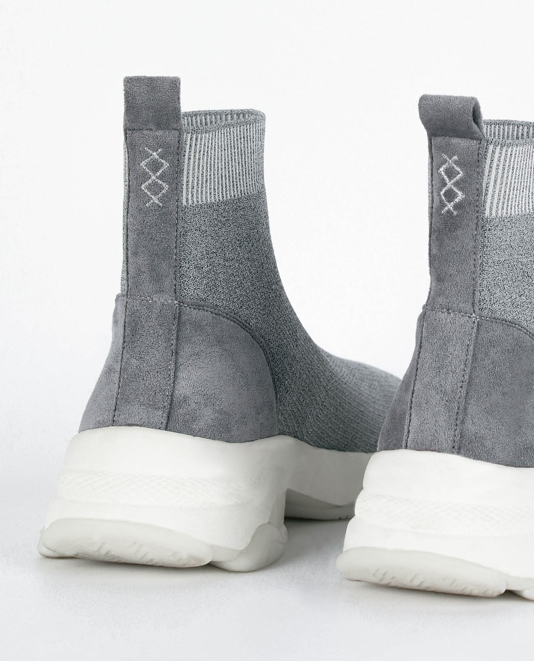 MIM Zapatilla THRILLER GRIS CLARO